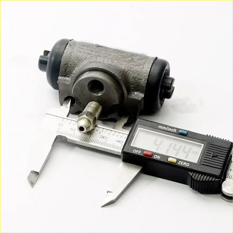 Gray metallic 15/16 rr wheel brake cylinder with black rubber caps and threaded rod for mitsubishi triton l200 2005-2015