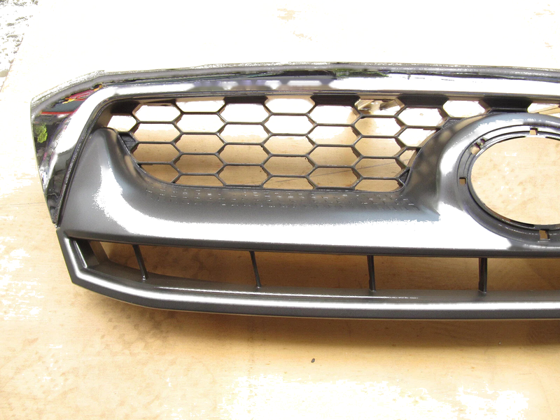 Toyota Hilux SR5 TGN KUN GGN (2008-2011) with Clips Grill Mould Gray