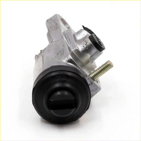 Silver-colored metal front lower lh brake cylinder with black rubber seals and bolt for nissan 520 521 620 720