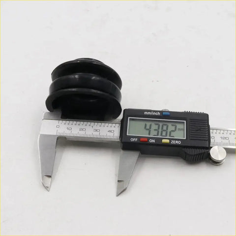 Black rubber rear ball joint lower arm boot with concentric ridges measured 43.82 mm for toyota hilux 1988-1997