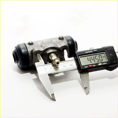 Rear wheel brake cylinder for toyota hilux n150 in black rubber-coated metal with brass fitting measured 44.50 mm