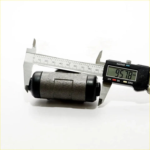 Gray metallic rear wheel brake cylinder with black end caps measured at 95.78 mm for toyota hilux 2wd 1988-1997