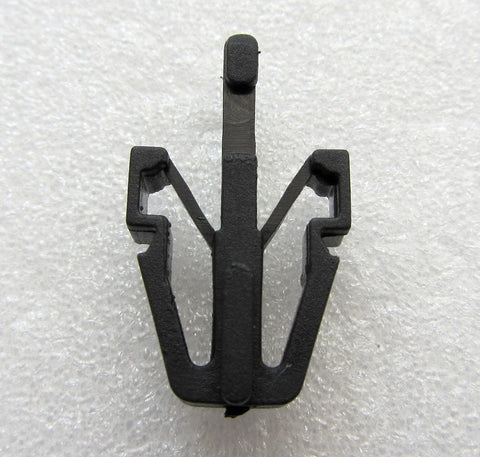 97-05 Toyota Hilux Tiger LN145 LN147 LN166 Grill Lock Clip 2 x