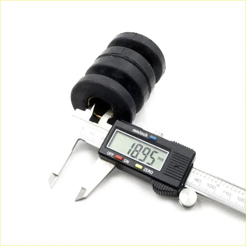 Black rubber tension rod bushing set with concentric ridges measured at 18.95 mm for nissan datsun navara d21 king cab