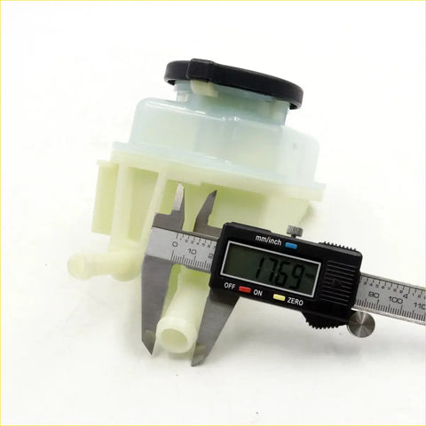 Translucent plastic vane pump oil reservoir with black cap and metal fittings for toyota hilux 2015-2020